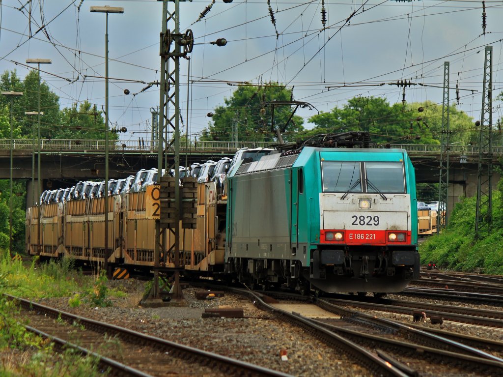 Cobra 186 221 (2829) am 17.07.2012 mit einem langen Autozug auf den letzten 200m der Montzenroute in Aachen West.