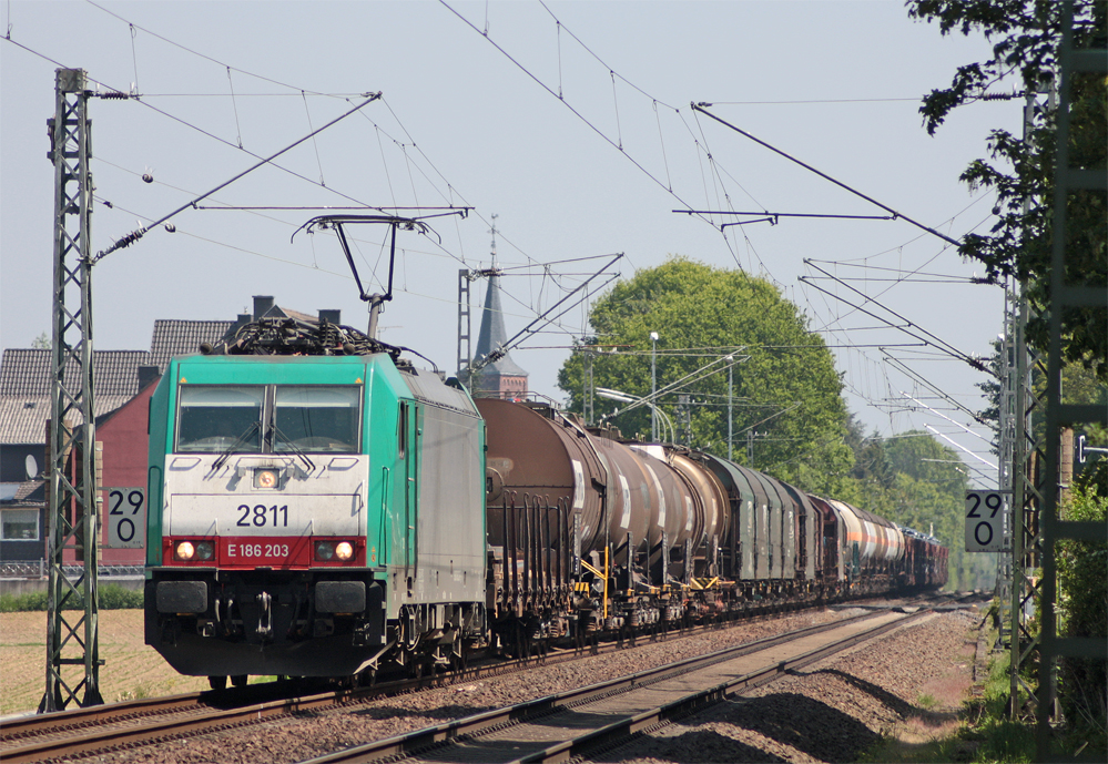 COBRA Lok 2811 mit einem gemischten Gterzug als Umleiter nach Aachen-West und weiter nach Montzen am Km 29.0 kurz vor Geilenkirchen, 22.5.10