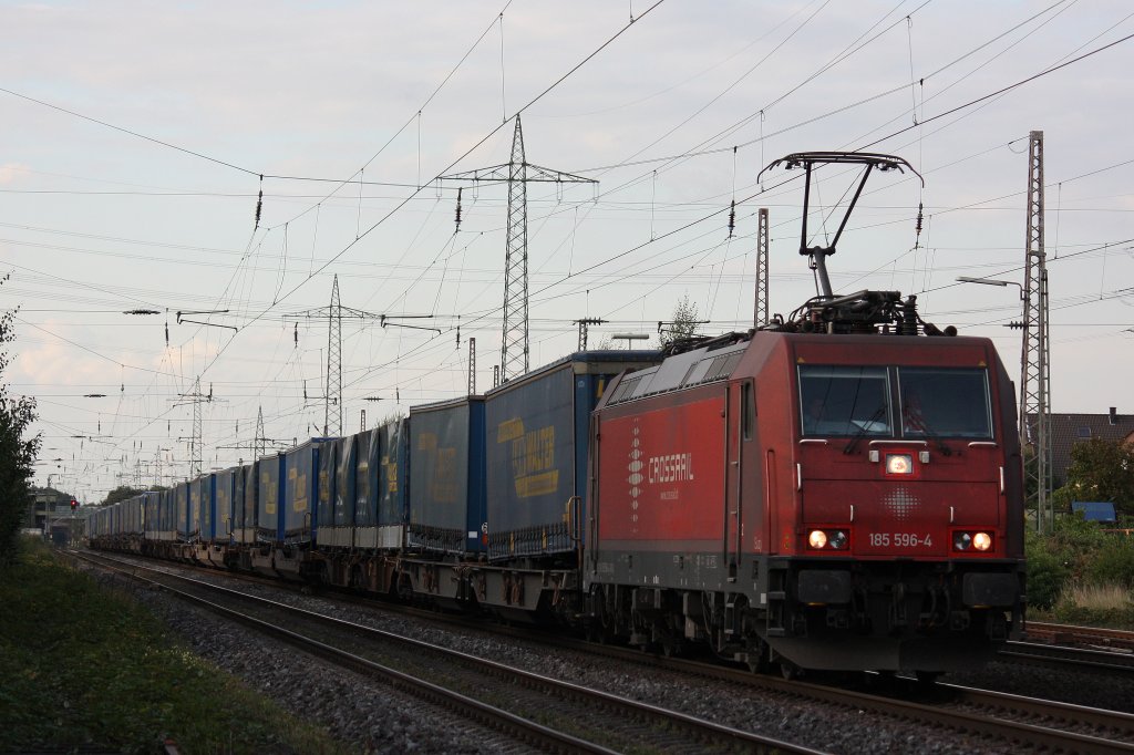 Crossrail 185 596  Suzi  am 20.9.12 mit einem LKW-Walter KLV von Duisburg-Ruhrort Hafen nach Domodossola bei der Durchfahrt durch Ratingen-Lintorf.