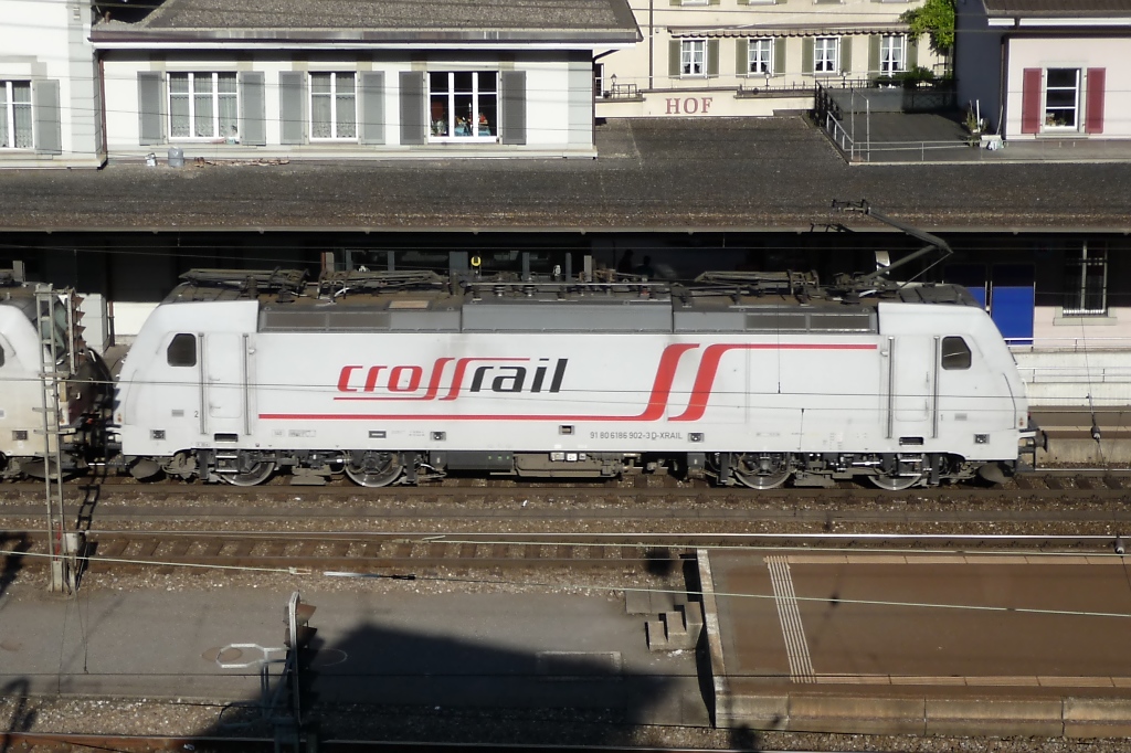 CrossRail 186 902 in Erstfeld, 1.10.2011 Die BR-Nummer 186 ist etwas seltsam, denn es ist eigentlich eine Re 484, die aber im Verkehr nach Italien als E484.9 bezeichnet werden muss. Eigentmer ist MRCE, die an Crossrail vermietet.