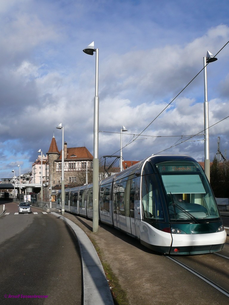 CTS Tram-2010 (Alstom Citadis) unterwegs auf der Linie A nach Lixenbuhl.

Auf der Eisenbahnbrücke befindet sich der Haltepunkt Krimmeri-Meinau.



2012-12-30 Strasbourg Krimmeri