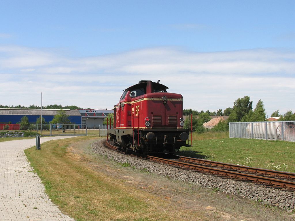 D25 (ex-DB 211 345-4) der Bentheimer Eisenbahn AG whrend eine Lokfahrt fr die Emslndische Eisenbahn GmbH auf die Stichstrecke in Drpen am 16-7-2010.