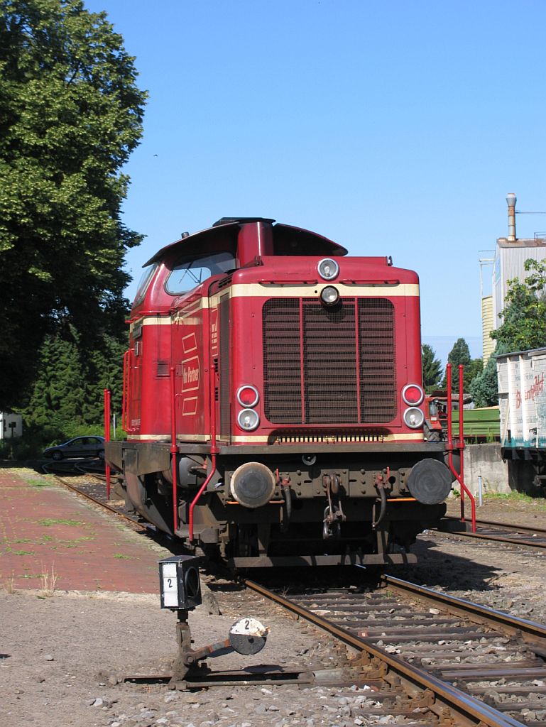 D25 (ex-DB 211 345-4) der Bentheimer Eisenbahn AG auf Bahnhof Haselne am 16-7-2010.