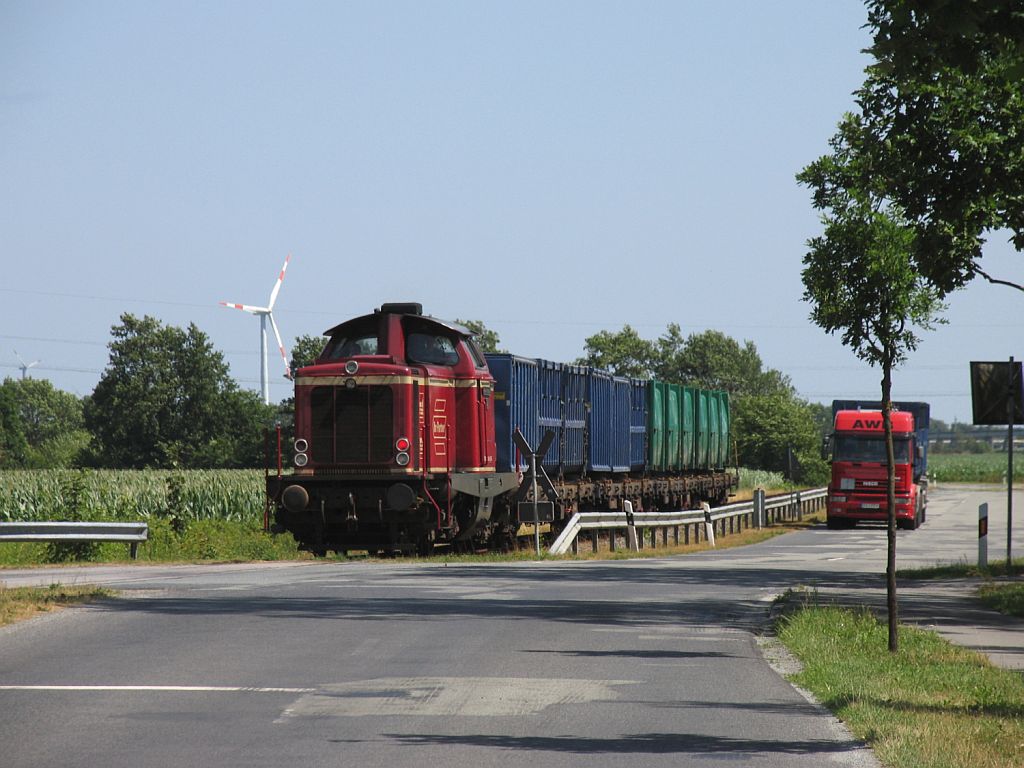 D25 (ex-DB 211 345-4) der Bentheimer Eisenbahn AG mit eine bergabegterzug Drpen-Salzbergen fr die Emslndische Eisenbahn GmbH auf die Strichstrecke in Drpen am 16-7-2010.