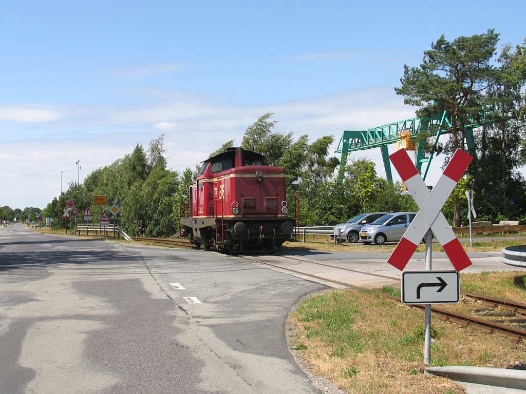 D25 (ex-DB 211 345-4) der Bentheimer Eisenbahn AG whrend eine Lokfahrt fr die Emslndische Eisenbahn GmbH auf die Stichstrecke in Drpen am 16-7-2010. 