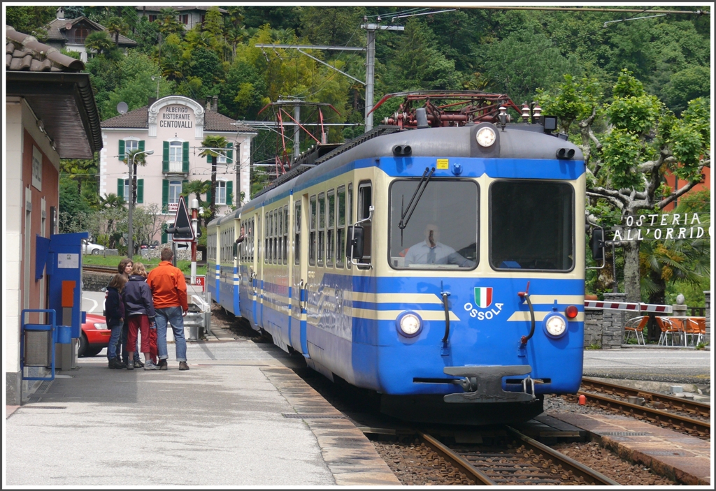 D655 aus Domodossola trifft in Ponte Brolla ein. Der Triebwagen Ossola gehrt der italienischen SSIF. (27.05.2010)