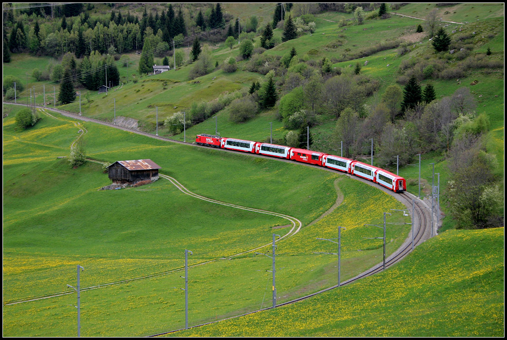 Da fährt er dahin - 

Glacier-Express bei Segnas. Hier stimmen Blickrichtung des Betrachters und Fahrtrichtung des Zuges überein. 

16.05.2008 (M)