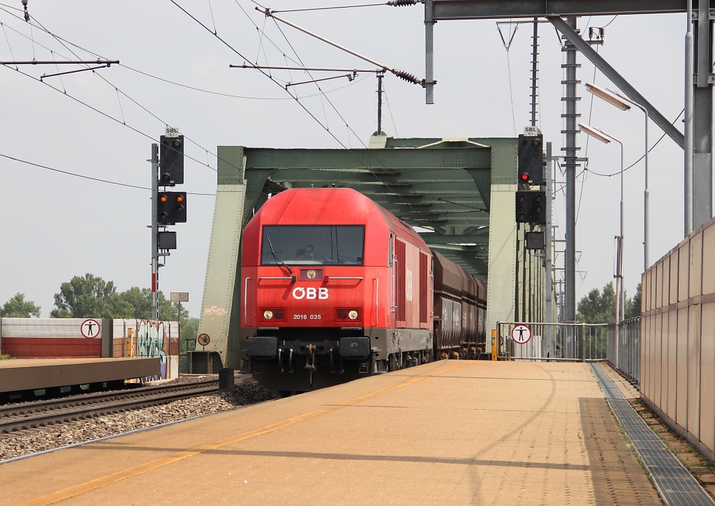 Da hrte man den Herkules (2016 035) mal arbeiten, als er am 04.07.2012 mit einem recht langen Gz durch die Station Wien Praterkai kam.