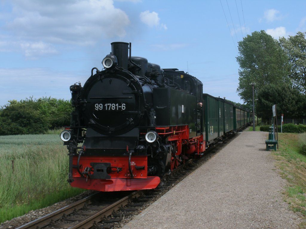 Da Niemand,am 17.Juni 2012,in Beuchow aus-und einsteigen wollte,konnte 99 1781 ohne Halt durch den Haltepunkt,von Ghren nach Lauterbach Mole,fahren.