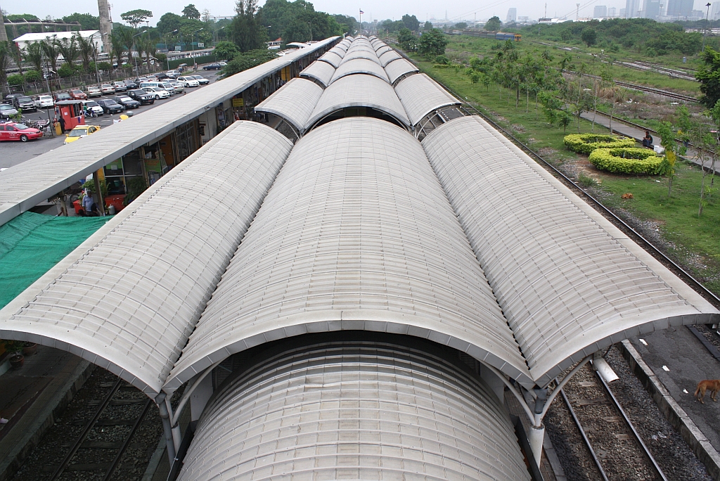 Dach des Bahnsteiges der Zge der Southern-Line in Richtung Norden gesehen. Bf. Bang Sue Junction am 16.Mrz 2011.