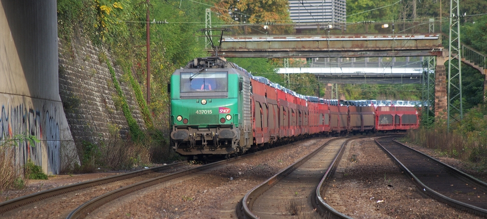 Damit die Straen noch voller werden karrt SNCF FRET 437015 noch mehr Autos zu den Abnehmern.

Gterzugumfahrung Hauptbahnhof Saarbrcken.

26.09.2011