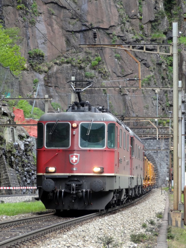 Damit die Sdrampe keine Entzugserscheinungen von mir kriegt: Re 10/10 mit GZ Sdwrts oberhalb Polmengo am 19.06.2013