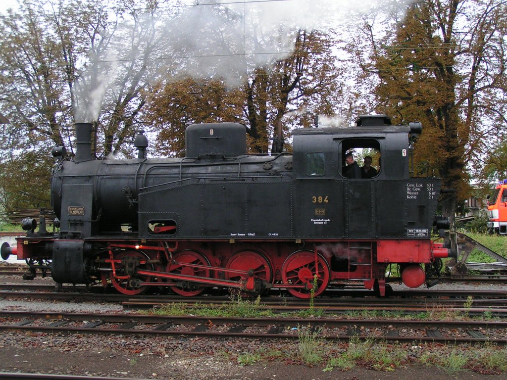 Dampflok 384 der Eisenbahnfreunde Breisgau am 26.09.2004 auf der Fahrt von Freiburg (Brsg.) nach Kandern. Hier beim Wasserfassen in Mllheim.