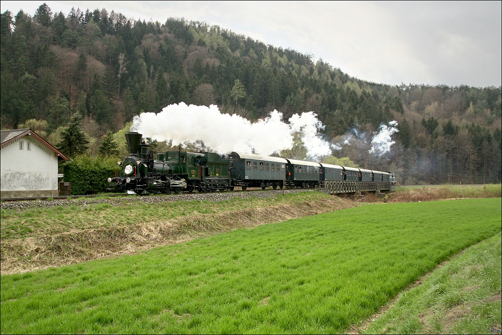 Dampflok 671 bei der Rckfahrt von Kflach nach Graz.Anlass fr diese Fahrt war die Jubilumsausstellung  Kohle,Dampf & Schiene - 150 Jahre GKB  in Kflach.
Krottendorf-Gaisfeld 10.04.2010