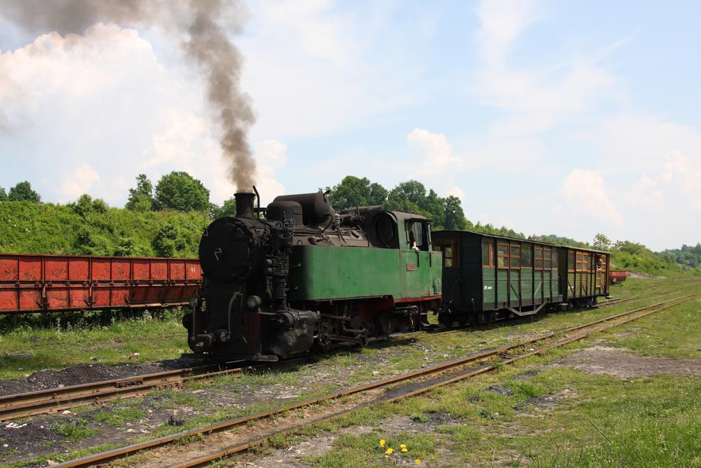 Dampflok Djuro Dzakovic Nr. 25-30 hat mit dem kurzen Personenzug
am 21.5.2011 die Kohlefrderanlage bei km 5 erreicht.