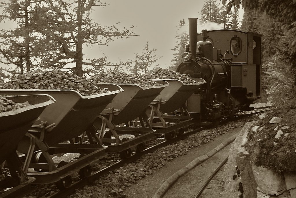 Dampflok Jung Nr. 1693 (1911), Spur 60cm,  Liseli . Einsatz auf der Panoramabahn  Parc d'Attractions du Chatelard (VS) . Kipplorenzug wie  anno dazumals , leider an einem khlen Regentag. 19.06.2009.
Diese s/w Bildversion entstand nach der freundlichen Bildbearbeitung durch  Stefan Wohlfahrt, der sich der Herausforderung des krzich hochgeladenen, berbelichteten Farbbildes annahm und dieses schne Ergebnis hervor zauberte. Darum mchte ich es den Bahnfreunden gerne zugnglich machen. Man knnte tatschlich den Eindruck gewinnen, es sei in den 1920-er oder 1930-er Jahren entstanden...