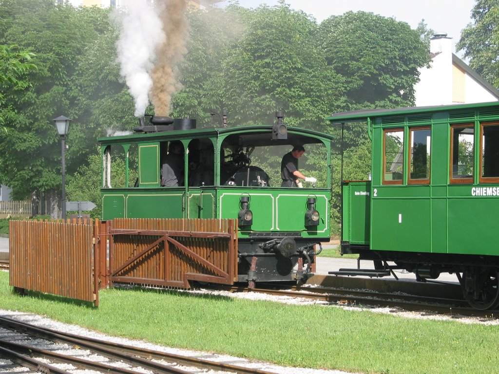 Dampflokomotive der Chiemseebahn bernimmt am 26. Mai 2007 den Zug zur ersten Fahrt des Tages.