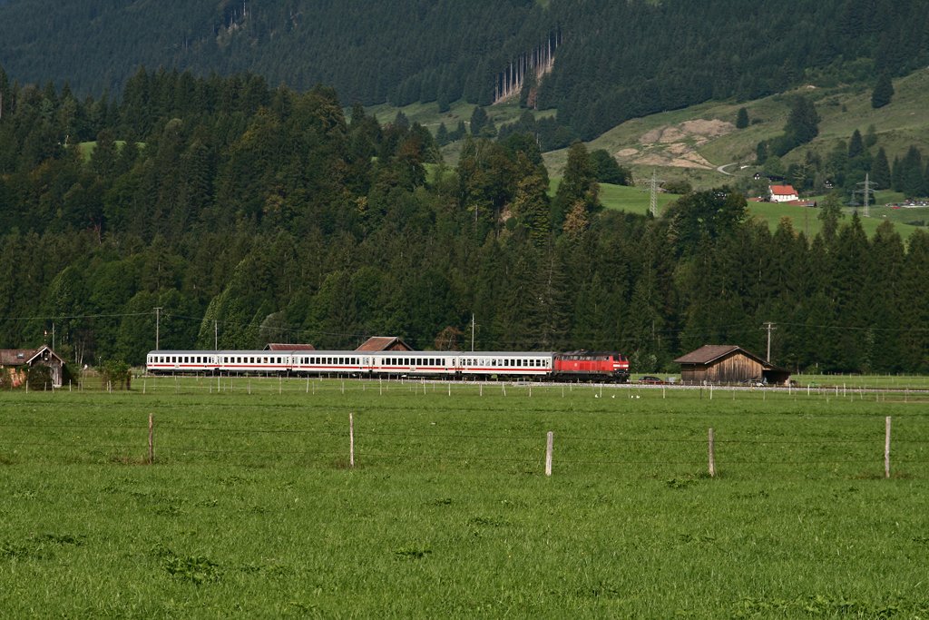 Dank einer sehr spontanen Mitfahrgelegenheit konnte die Ulmer 218 487 mit ihrem IC 2085 nach Oberstdorf am 7. September nochmals zwischen Langenwang und Oberstdorf fotografiert werden.
