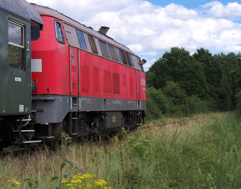 Darf es auch mal eine andere Perspektive sein?

Das Ostertal im Sdosten des Saarlandes gelegen ist geprgt von Wiesen und Feldern. Nur kleinere Waldgebiete unterbrechen den Hauptwesenszug der Landschaft.

V 160 Dieselpower war am 25 August 2012 zum Jubilum auf der Ostertalbahntal angesagt. 75 Jahre Ostertalbahn.

225 811-9 (218 011-5) brachte ihren Zug aus Ottweiler/Saar, hier bei Frth im Ostertal, nach Schwarzerden.

Die Ostertalbahn wurde 1937-1938 fertig gestellt und 1988 wurde der Personenverkehr eingestellt.

Im Gterverkehr wurde noch das Wehrtechnikwerk der Firma Diehl in Schwarzerden bedient, dort werden Panzer instand gesetzt. Der Anschlu besteht noch.

1998 sollte die Strecke still gelegt werden aber der Landkreis St.Wendel bernahm die Strecke und es gibt nun regelmig Museumsbetrieb durch den Arbeitskreis Ostertalbahn.