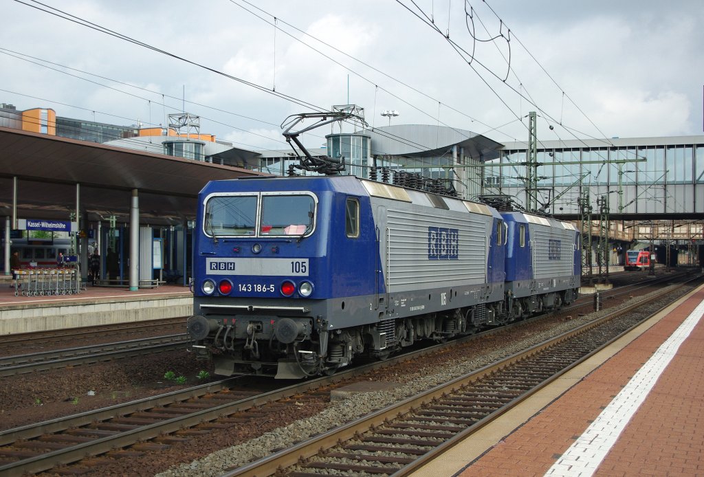 Das 143er RBH Doppel (Lok 104: 143 191-5 und Lok 105: 143 186-5) fhrt Lz durch Kassel Wilhelmshhe. Aufgenommen am 08.05.2010.
