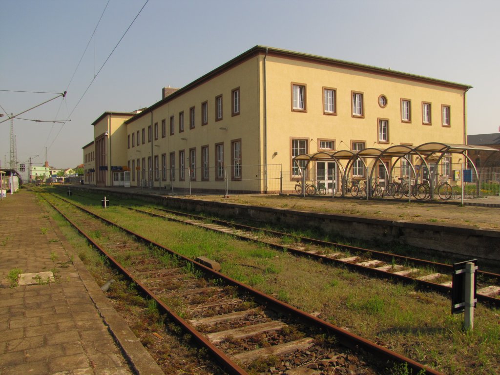 Das Bahnhofsgebude in Merseburg; 21.04.2011