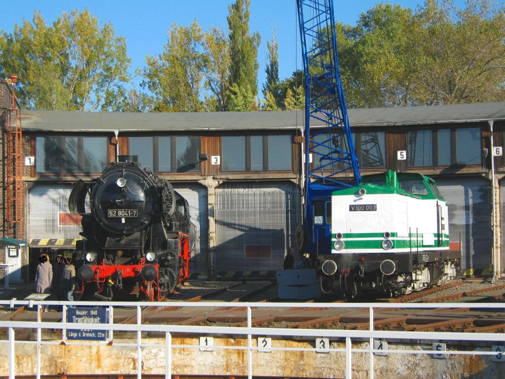 Das Duell: Dampf gegen Diesel auf dem Gelnde des BW Wittenberg. 10.10.2010
(c) by Vico Schulze