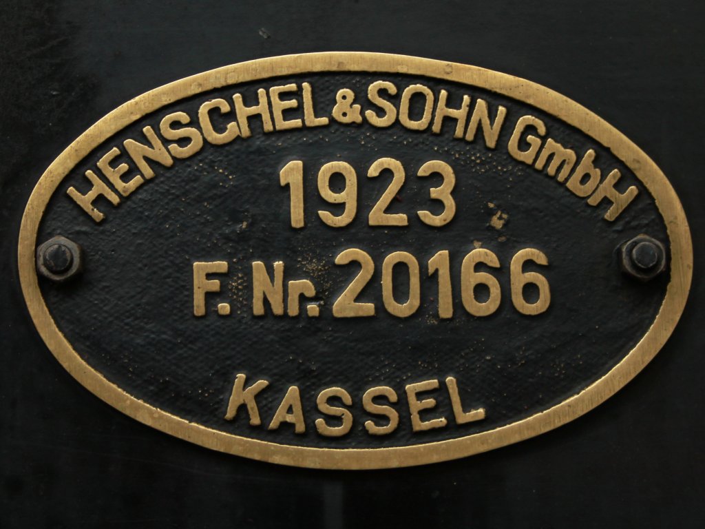 Das Fabrikschild der 78 468, die am 04.04.2011 mit dem Zug der Erinnerung in Aachen Hbf steht.