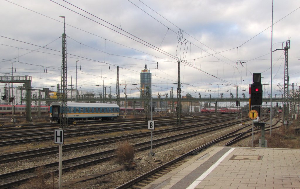 Das Gleisvorfeld in Mnchen Hbf, vom S-Bahnhof Hackerbrcke aus fotografiert; 14.01.2011