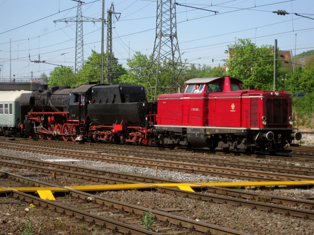 Das Highlight des Tages. Vllig unerwartet kamen V100 1200 und die 52 1409 mit ihrem Dampfsonderzug am 23.04.11 durch Wrzburg-Zell.