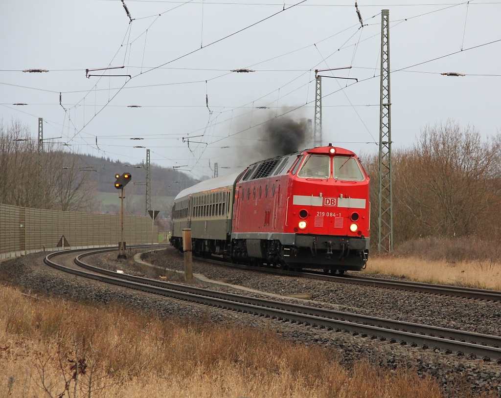 Das letzte mal  Advents-Express . Am vierten Advents-Wochenende verkehrte dieser Zug mit 219 084-1 letztmalig zwischen Gttingen und Erfurt fr das Jahr 2011. Ob Absicht oder nicht, war zu diesem Anlass der Wagenpark komplett auf eine alte DR-Wagen-Garnitur umgestellt worden. Hier am Morgen auf dem Weg in Richtung Erfurt bei Friedland(HAN). Aufgenommen am 17.12.2011.