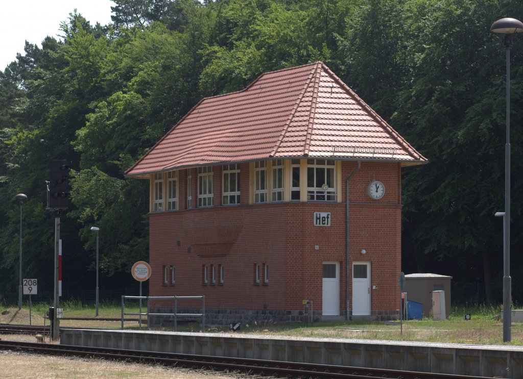 Das liebevoll restaurierte Setellwerk Hef der UBB in Heringsdorf.
12:58 Uhr aufgenommen  am 30.06.2012. Meines Wissens ist es voll in Betrieb. 