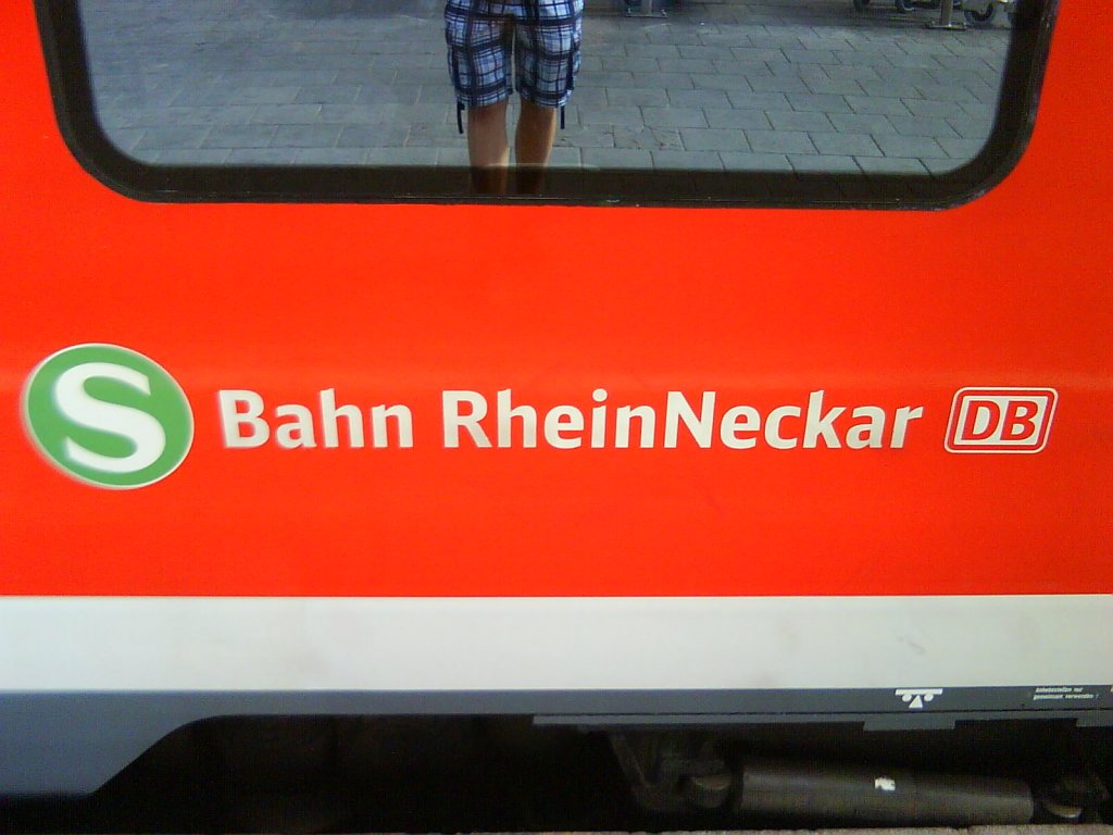 Das Logo der S-Bahn Rhein-Neckar auf einer Br 425 am 09.07.2010 im Hauptbahnhof von Karlsruhe.