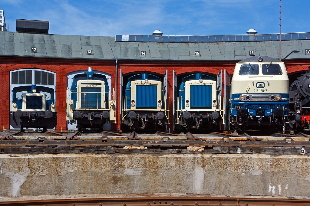 Das Motto des diesjhrigen Lokschuppenfestes (18.08.2012) vom Sdwestflische Eisenbahnmuseum in Siegen war ozeanblau beige - Vor dem Lokschuppen ausgestellt sind (v.l.n.r.) 332 090-0, 261 671-2, 212 372-7, 212 376-8 und 218 128-7