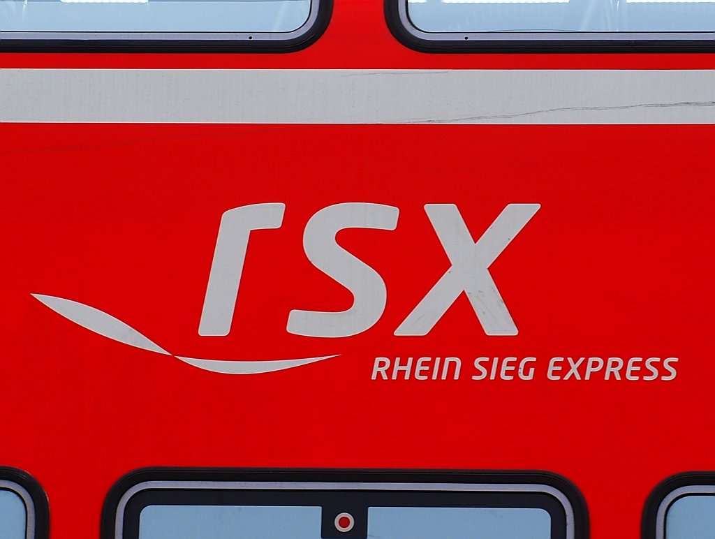 Das RSX Logo auf einem DOSTO des RE 9  Rhein Sieg Express  am 18.02.2011 