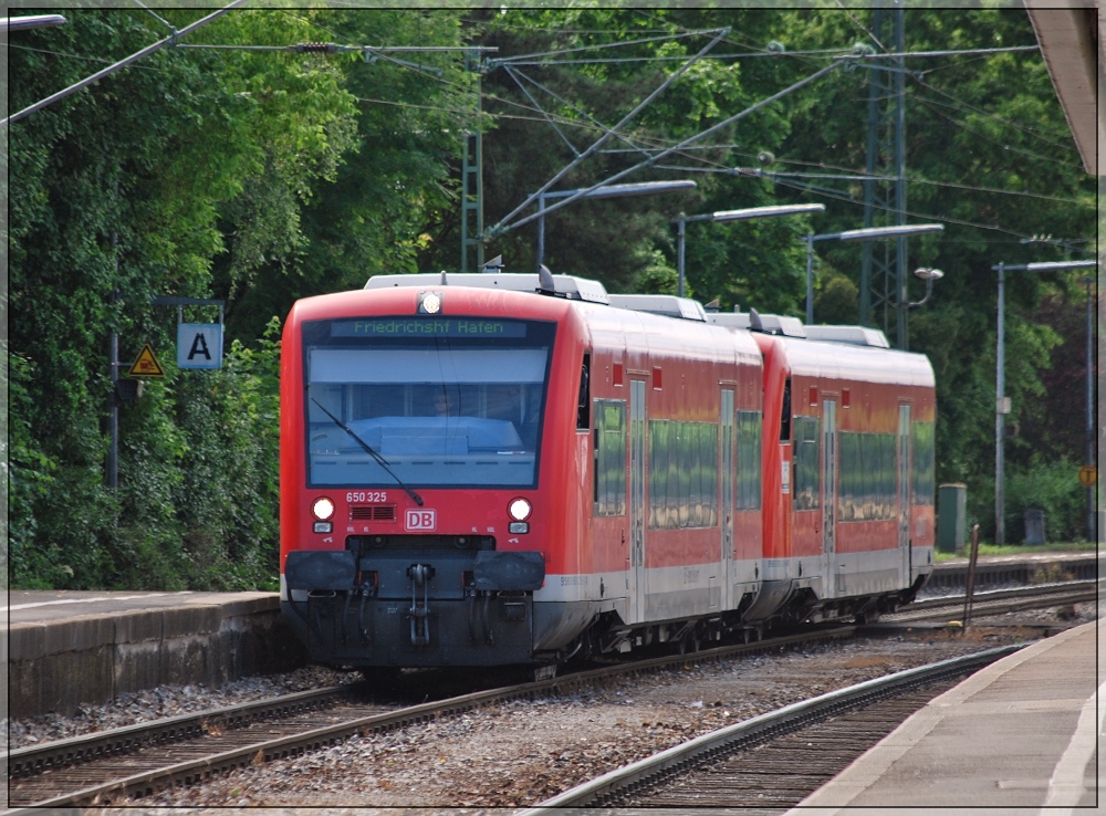 Das Seehnsele fhrt mit Kurs Friedrichshafen in Gleis 6 ein. Radolfzell im Juni 2012.