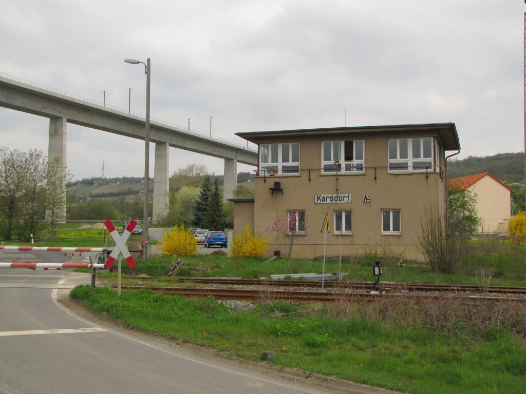 Das Stellwerk W4 in Karsdorf mit der neuen Unstruttalbrcke, die zur Neubaustrecke von Erfurt nach Leipzig/Halle gehrt; 01.05.2013