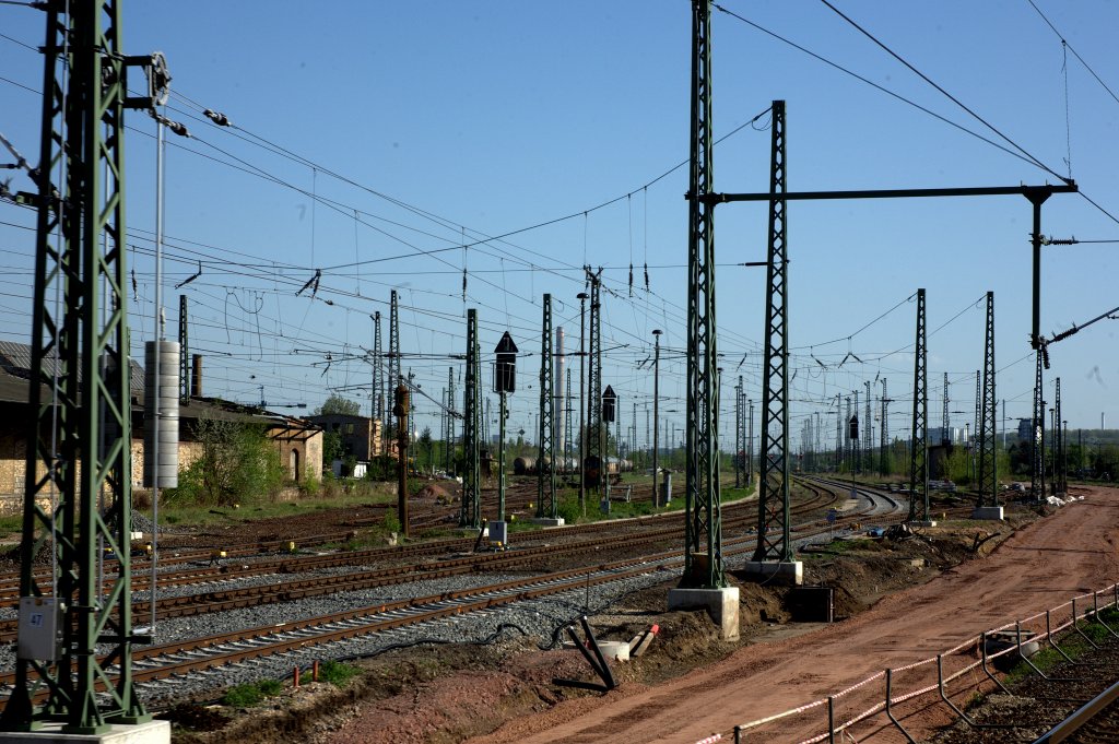 Das sdliche Bahnhofsvorfeld von Merseburg, aktuell , am 28.04.12 sind Bauarbeiten im Gange, welchen der 2 Wasserkran zum Opfer fallen wird.
16.45 Uhr aufgenommen aus der Regionalbahn. 