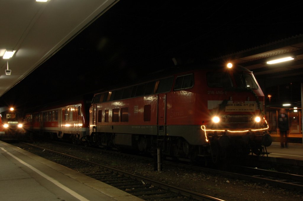Das wars: 218 480-2 hat die Ehre den letzten mit einer 218 bespannten Zug ins Elsenztal zu ziehen, Hbf Heilbronn, 12.12.09