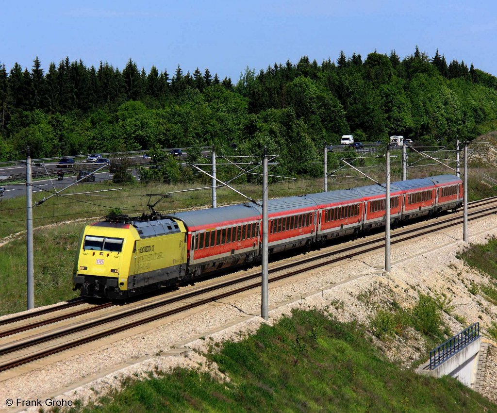 DB 101 013-1 mit Werbung Documenta Kassel vor RE 4011 Nrnberg - Mnchen, Mnchen-Nrnberg-Express, KBS 900.1 SFS Nrnberg - Mnchen, fotografiert bei Denkendorf am 20.05.2012