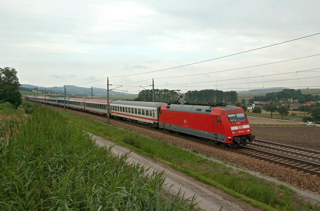 DB 101 042 mit EN 490  Hans Albers  kurz vor Neulengbach. Die Aufnahme entstand am leider noch ziemlich bewlkten Morgen des 31.07.2010.