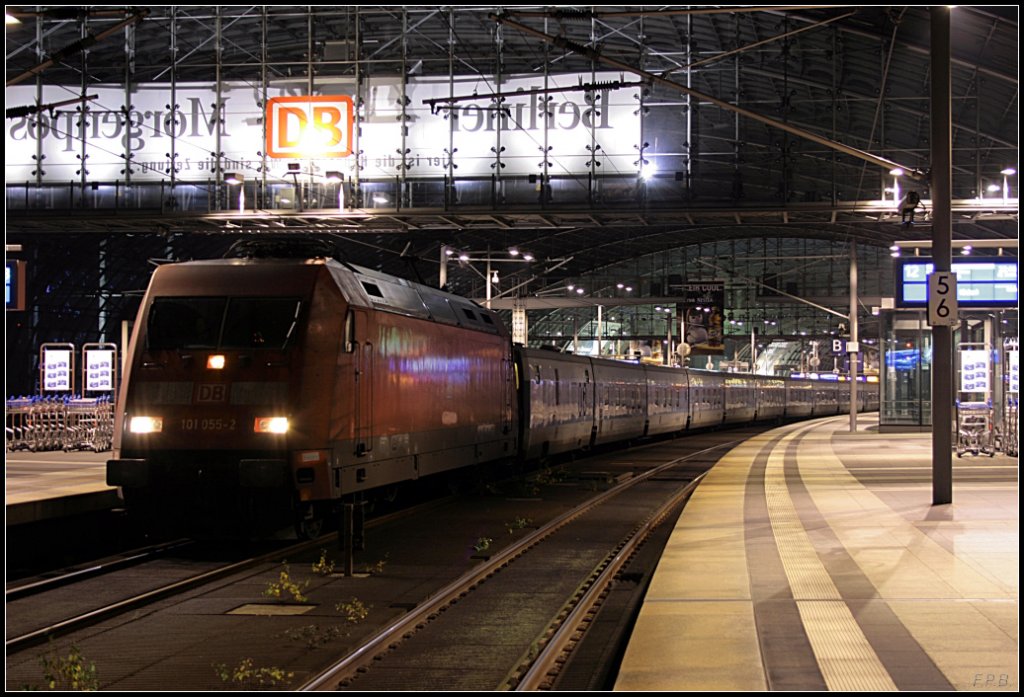 DB 101 055-2 mit dem CNL 1201 der zum vorletzten Mal mit Talgo-Wagen nach Mnchen Ost unterwegs ist. Ab Fahrplanwechsel 2009/2010 werden die rot/weien CNL-Wagen eingesetzt (Nachts in Berlin Hauptbahnhof, 11.12.2009)