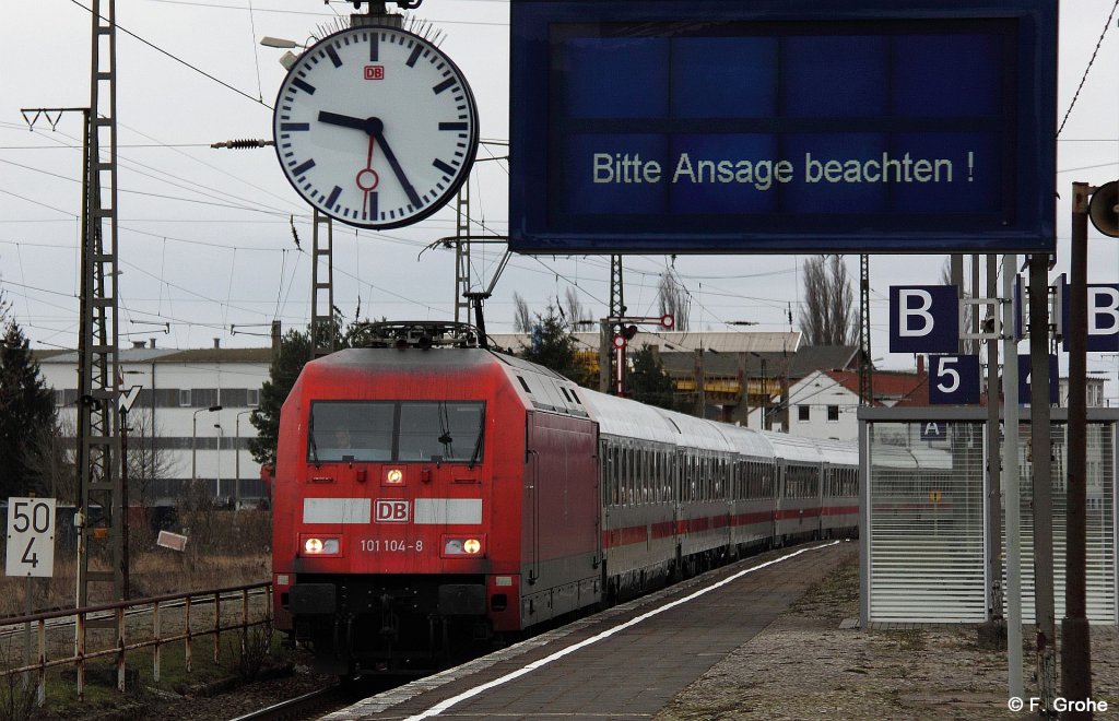 DB 101 104-8 vor IC 2046 Leipzig - Hannover, KBS 340 Leipzig - Magdeburg, fotografiert bei der Einfahrt in den Bhf. Kthen am 23.02.2012 --> Der Defekt der Anzeigetafel wurde zum Glck fr die Reisenden durch  gut zu verstehende  Ansagen kompensiert!