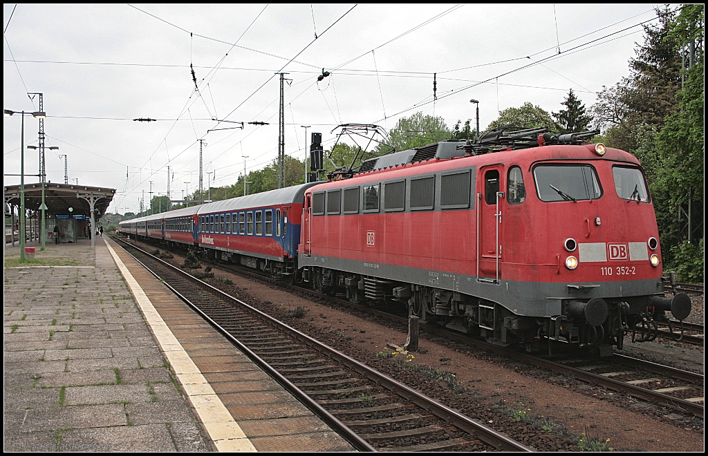 DB 110 352-2 mit dem Lr 73921 aus Bln.-Lichtenberg zum Kopfmachen nach Potsdam (DB Regio Bayern, Mnchen, gesehen Berlin Wannsee 14.05.2010)