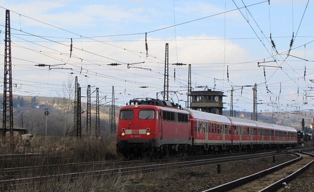 DB 110 396-9 mit einem Fuballsonderzug von Braunschweig nach Jena-Gschwitz, bei der Durchfahrt in Naumburg (S) Hbf; 20.03.2010