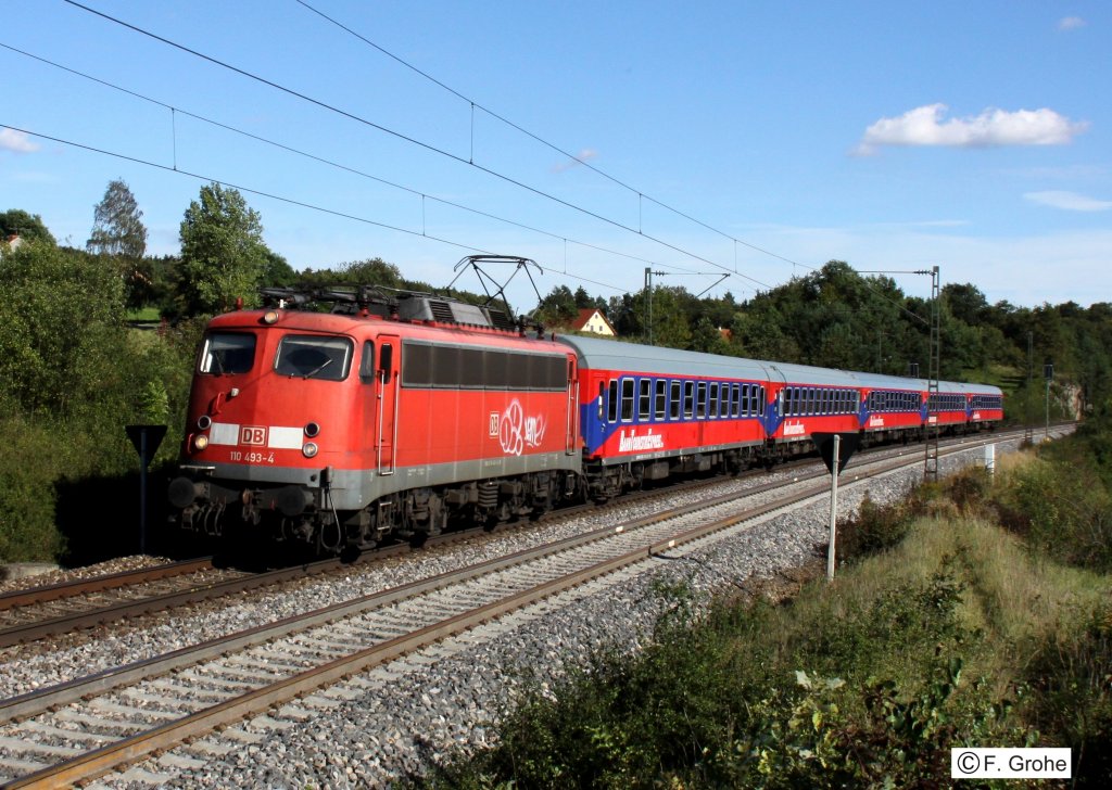 DB 110 493-4 mit Sonderzug / Pilgerzug Alttting - Kronach, KBS 880 Nrnberg - Regensburg - Passau, fotografiert bei Laaber am 12.09.2011