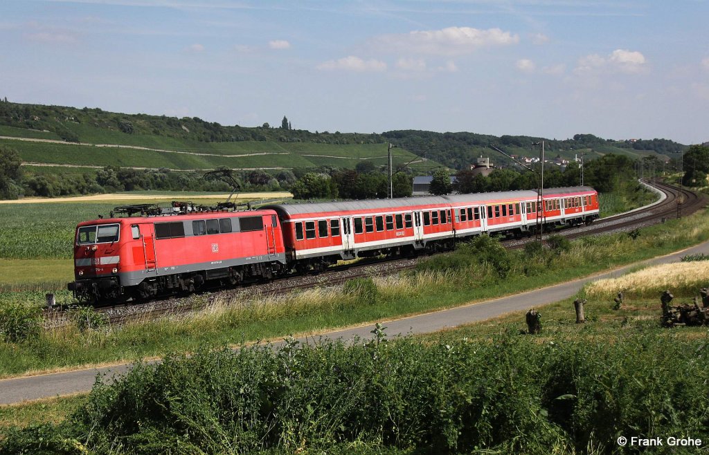 DB 111 176-4 vor Leerzug aus n-Wagen Richtung Wrzburg, KBS 920 Treuchtlingen - Wrzburg, fotografiert zwischen Winterhausen und Heidlingsfeld am 05.07.2010