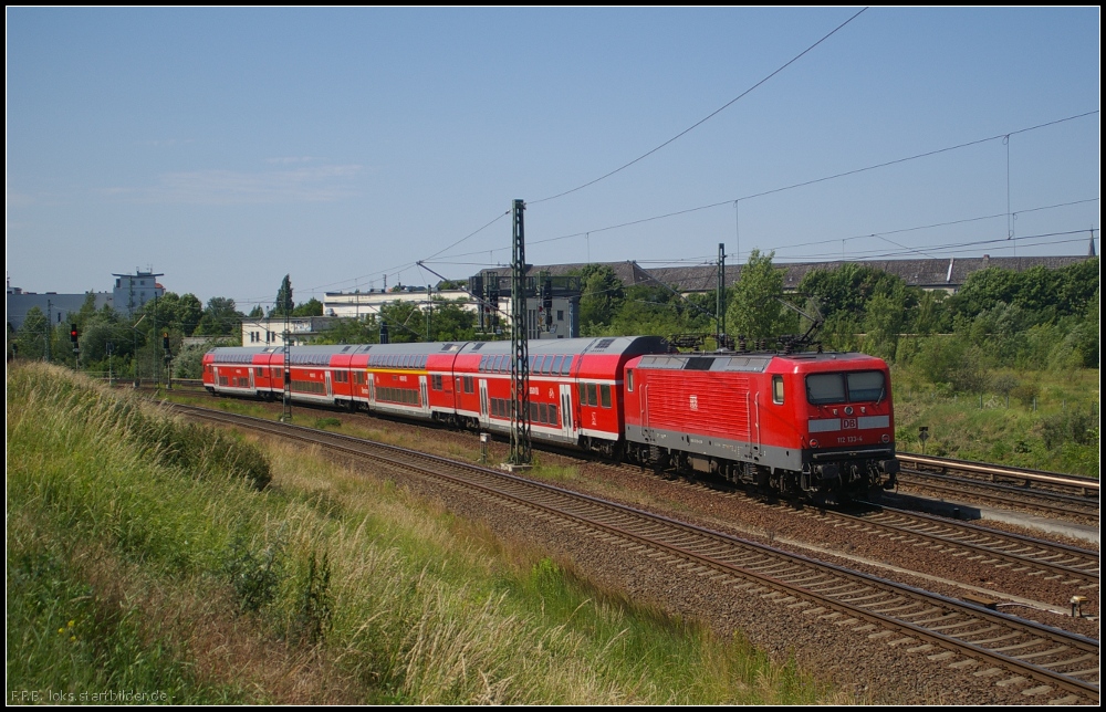 DB 112 133-4 schiebt den RE5 am 18.06.2012 nach Bln.-Sdkreuz (gesehen Berlin Bornholmer Strae)