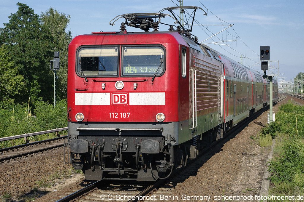 DB 112 187-0 mit dem RE 4 nach Rathenow in Berlin Jungfernheide einfahrend. 15. August 2012