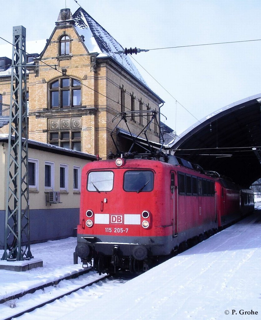 DB 115 205-7 vor PbZ 2467 Berlin Rummelsburg - Leipzig Hbf., fotografiert in Halle Saale Hbf. am 09.02.2012