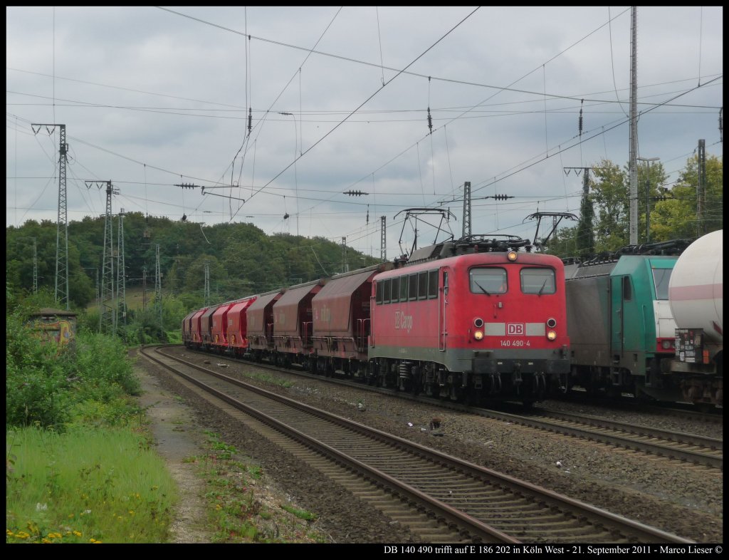 DB 140 490 trifft auf E 186 202 in Kln West (21.09.2011)